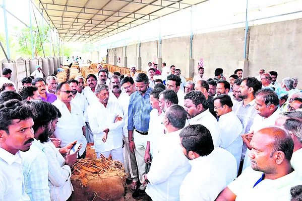 పొగాకు రైతులను ఇబ్బందులకు గురిచేయొద్దు