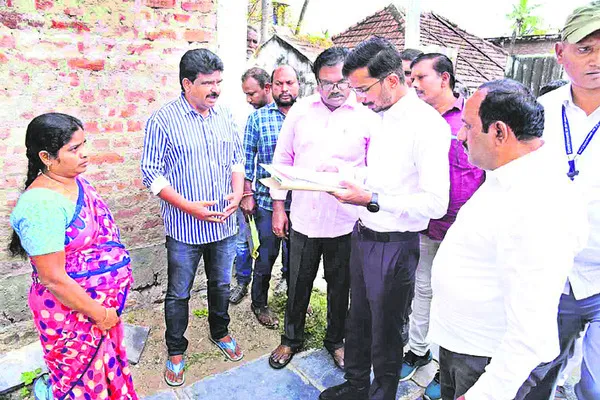 ఇంటి స్థలం దరఖాస్తుదారులతో కలెక్టర్‌ ముఖాముఖీ 