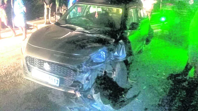 కారును ఢీకొన్న లారీ 