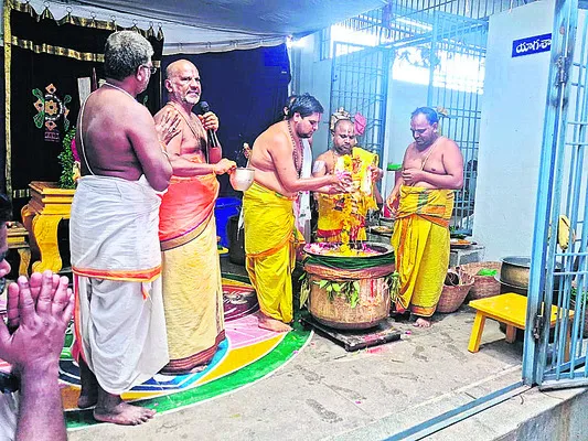 చక్రధరుడికి చక్రస్నానం 