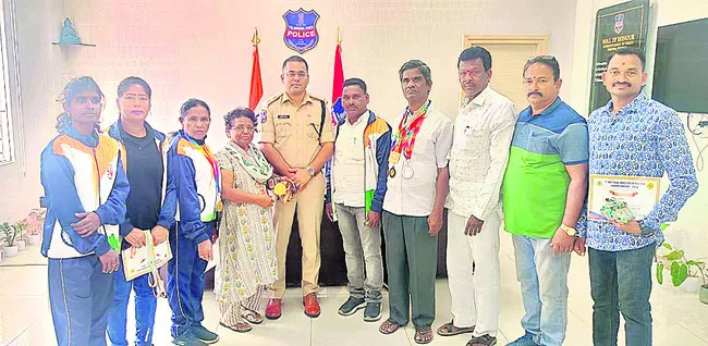 క్రీడాకారులకు ఎస్పీ అభినందన 