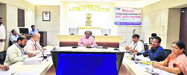 పేదల ప్రగతికి బ్యాంకులు విరివిగా రుణాలివ్వాలి