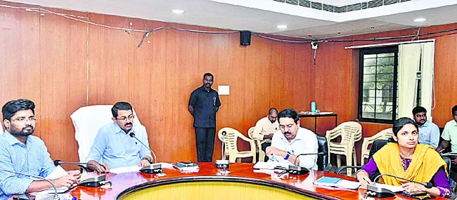 పాస్‌పుస్తకాల పంపిణీ వేగవంతం కావాలి 