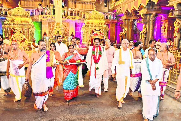 పట్టువస్త్రాలు సమర్పించిన  టీటీడీ అధికారులు