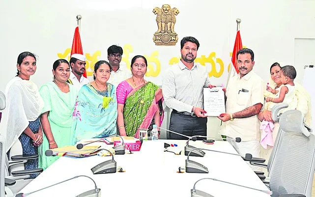 కోనసీమ బాలిక.. కేరళ దంపతులకు దత్తత