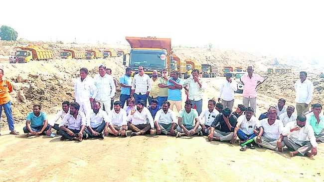 ఓపెన్‌కాస్ట్‌లో పనులు అడ్డుకున్న కాంగ్రెస్‌ నాయకులు