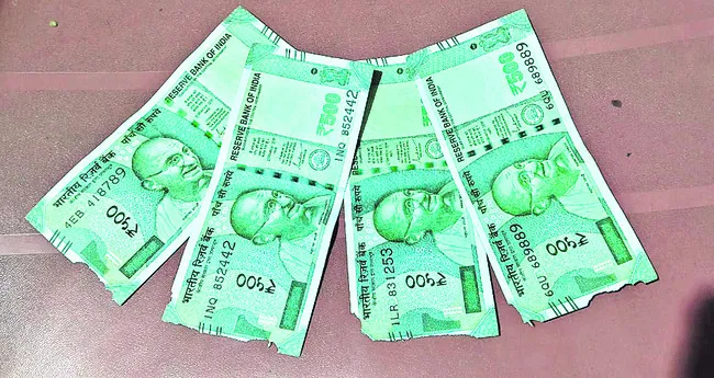 ఏటీఎంలో నుంచి  చిరిగిన నోట్లు