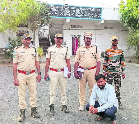 అక్రమంగా కలప నిల్వ   ఉంచిన వ్యక్తి రిమాండ్‌