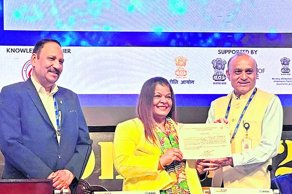 స్పేస్‌ కిడ్స్‌ ఇండియాకు సర్టిఫికెట్‌ ప్రదానం 