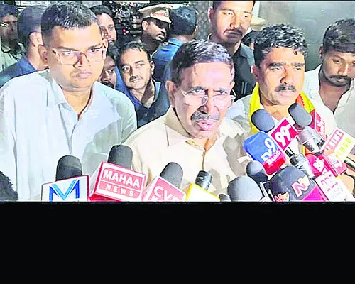 అధికారికంగా ఒకరే.. 