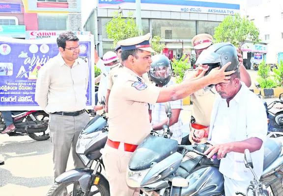 రోడ్డు భద్రతా నియమాలు తప్పనిసరి 