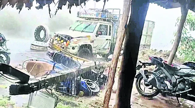 విద్యుత్‌ స్తంభాన్ని ఢీకొట్టిన బొలెరో వ్యాన్‌