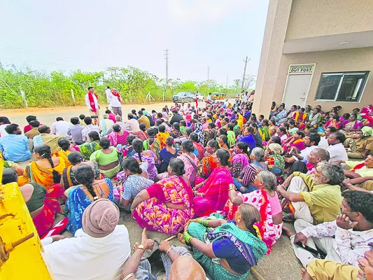 పెండింగ్‌ వేతనాలు చెల్లించండి 