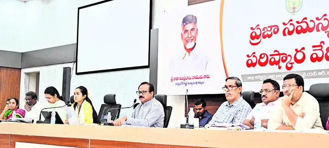 రెవెన్యూ సమస్యల పరిష్కారంపై దృష్టి సారించాలి 