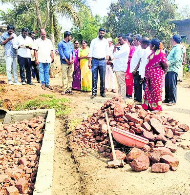 పారిశుద్ధ్యానికి ప్రాధాన్యత ఇవ్వాలి