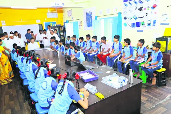 లక్ష్యంతో ముందుకు వెళ్తేనే బంగారు భవిష్యత్తు