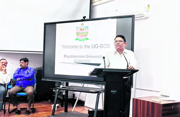 డిగ్రీ పాఠ్యాంశాల్లో సాంకేతికతను జోడించాలి