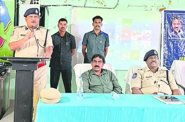 నిర్లక్ష్యంతోనే రోడ్డు ప్రమాదాలు 