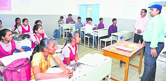 విద్యతోనే బంగారు భవిష్యత్తు