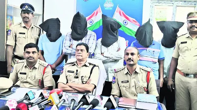 అర్హత లేకున్నా కంటి వైద్యులుగా చెలామణి