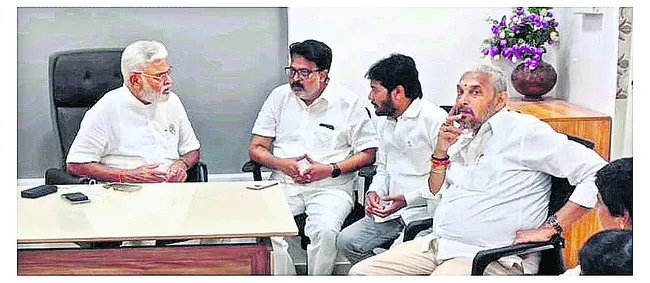 మాజీ మంత్రి అంబటి రాంబాబుకు ఎమ్మెల్సీల పరామర్శ 