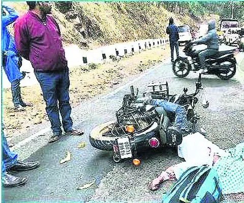 రోడ్డు ప్రమాదంలో భర్త దుర్మరణం, భార్యకు తీవ్ర గాయాలు 
