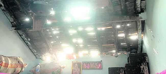 వంటగ్యాస్‌ లీకై ఇంటిపైకప్పు ధ్వంసం