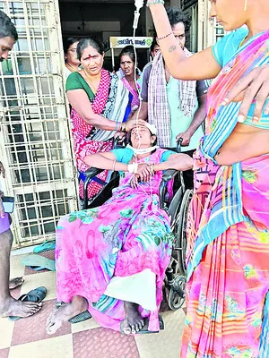 బైక్‌ ఢీకొని రైతు దంపతులకు గాయాలు 