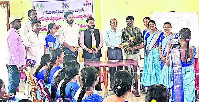 పాలకుర్తిలో కేంద్ర బృందం పర్యటన