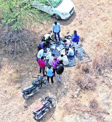 డ్రోన్‌ నిఘా..  పేకాట స్థావరంపై దాడి 