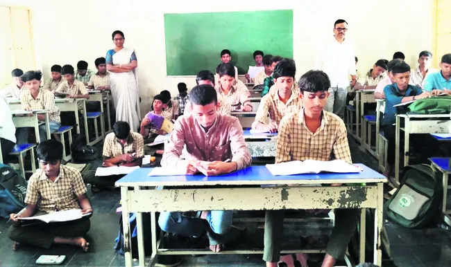 పుస్తకాలతో కుస్తీ.. పస్తులతో దోస్తీ 