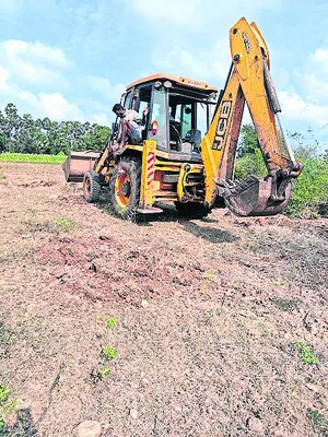 ప్రభుత్వ భూమి కబ్జాకు యత్నం