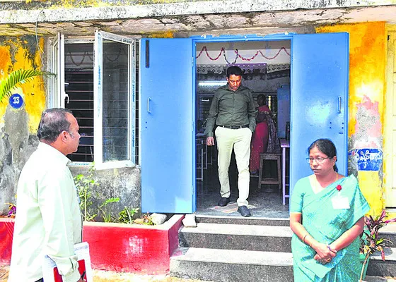 ఇంటర్‌ పరీక్ష కేంద్రాన్ని ఆకస్మిక తనిఖీ చేసిన కలెక్టర్‌