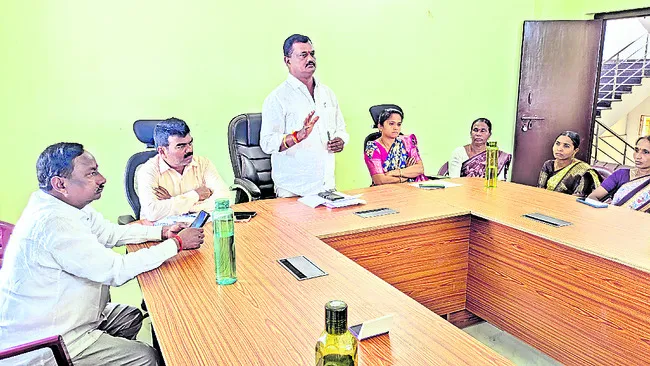 పట్టణాన్ని ఆదర్శంగా నిలపాలి