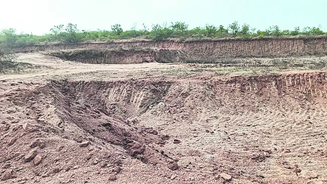 మైనింగ్‌ మాఫియా.. గుట్టలు స్వాహా..