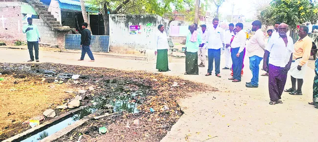 మా గురించి పట్టించుకోనప్పుడు పన్నులెందుకు కట్టాలి..! 