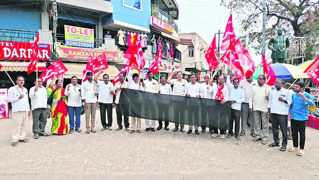 చిన్నారి మృతికి కారణమైన వారిని శిక్షించాలి