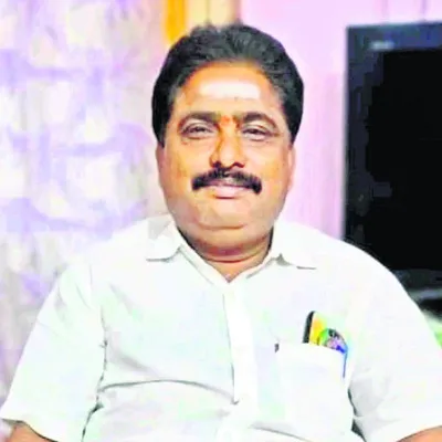 ఆగి ఉన్న లారీని ఢీకొని  పురోహితుడు మృతి 