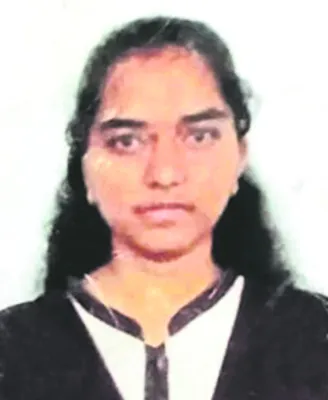 రోడ్డు ప్రమాదంలో బీటెక్‌ విద్యార్థిని మృతి 