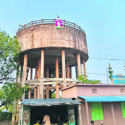 వాటర్‌ ట్యాంక్‌ ఎక్కిన   బీఆర్‌ఎస్‌ నాయకుడు