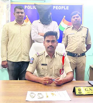 గోల్డ్‌ కొట్టేసి.. గోవా తిరిగొచ్చాడు..