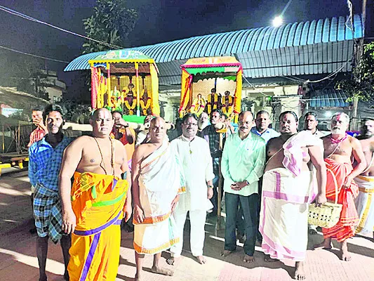 భక్తిశ్రద్ధలతో కూర్మనాథుని తిరువీధి