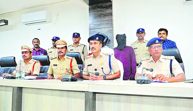 వేర్వేరు కేసుల్లో ఇద్దరు చోరుల అరెస్టు 