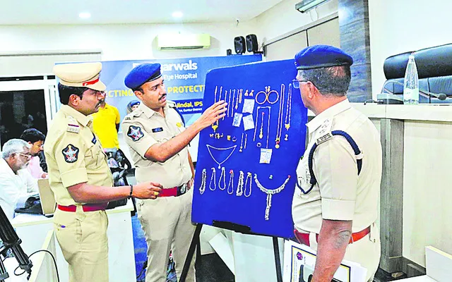 వేర్వేరు కేసుల్లో ఇద్దరు చోరుల అరెస్టు 