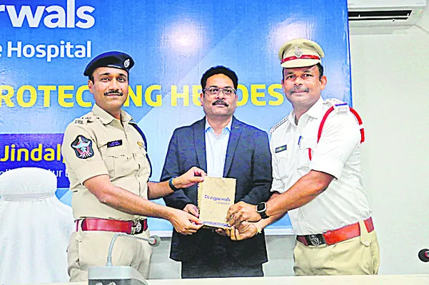 ట్రాఫిక్‌ పోలీసులకు రక్షణ కళ్లద్దాలు పంపిణీ 
