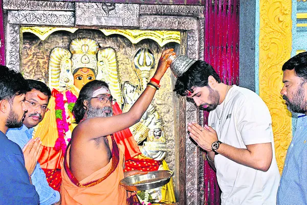 భద్రకాళికి నటుడు  అడవి శే షు పూజలు