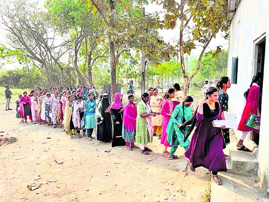 ప్రశాంతంగా ఇంటర్‌ ద్వితీయ పరీక్షలు