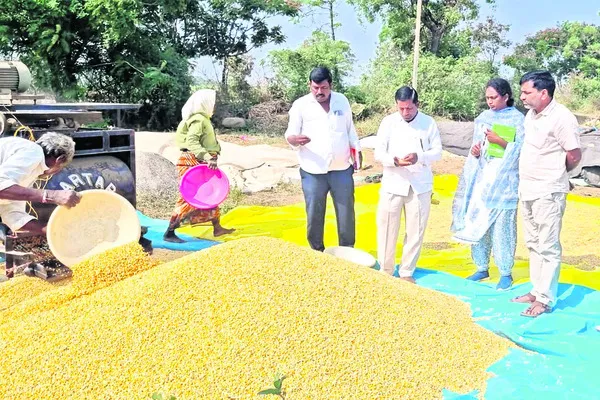మక్కల పైసలు రాలే..