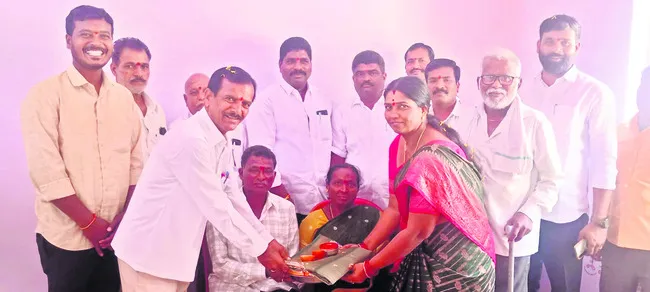 సొంతిల్లు కల నెరవేర్చుకున్న నిరుపేదలు 