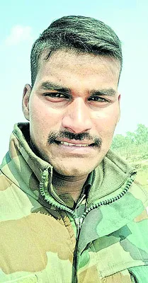 గుర్తు తెలియని వాహనం ఢీకొని ఆర్మీ జవాన్‌ దుర్మరణం 